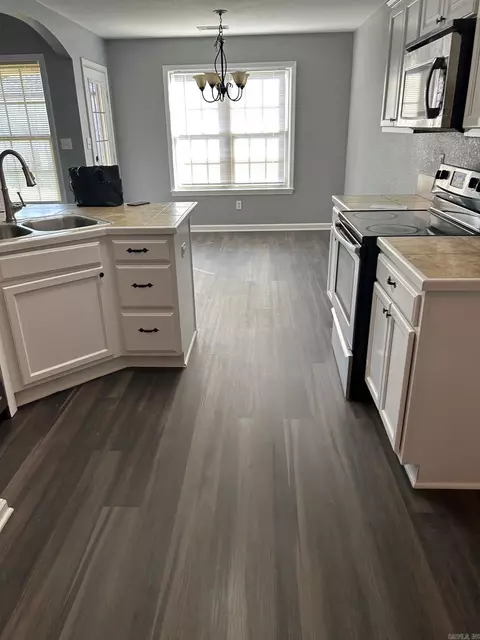 Kitchen - 3994 Mountaincrest Cir, Alexander, AR 72002 photo 2 of 2