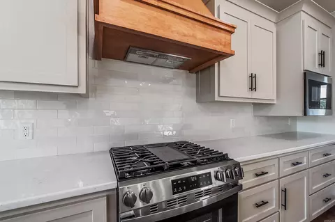 Kitchen - 20 Albion Ct, Cabot, AR 72023 photo 3 of 4