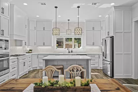 Kitchen - 1880 Indigo Cv, Conway, AR 72034 photo 3 of 6