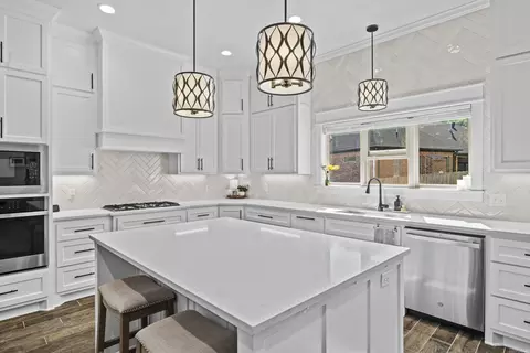 Kitchen - 1880 Indigo Cv, Conway, AR 72034 photo 4 of 6