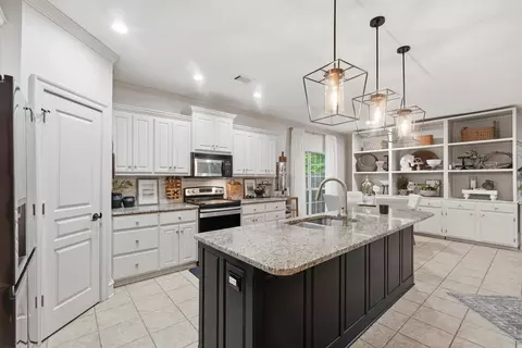 Kitchen - 1140 Champions Dr, Conway, AR 72034 photo 2 of 3