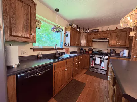 Kitchen - 1350 Circle Rd, Ash Flat, AR 72513 photo 8 of 9