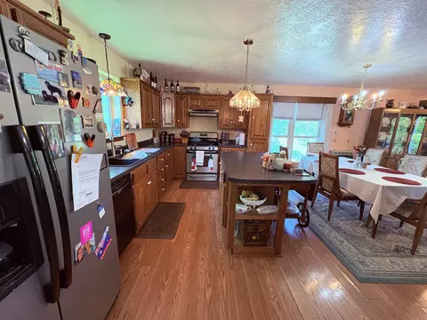 Kitchen - 1350 Circle Rd, Ash Flat, AR 72513 photo 5 of 9