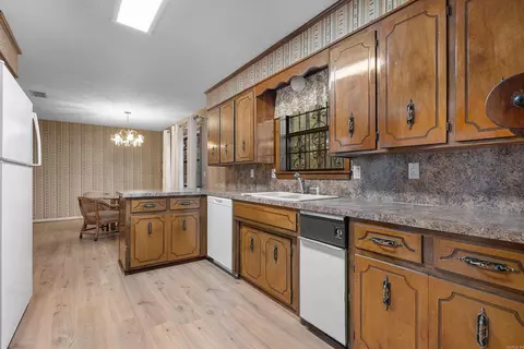 Kitchen - 1068 Spring House Rd, Malvern, AR 72104 photo 2 of 5