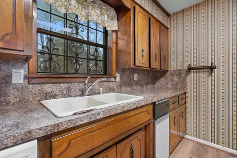 Kitchen - 1068 Spring House Rd, Malvern, AR 72104 photo 5 of 5