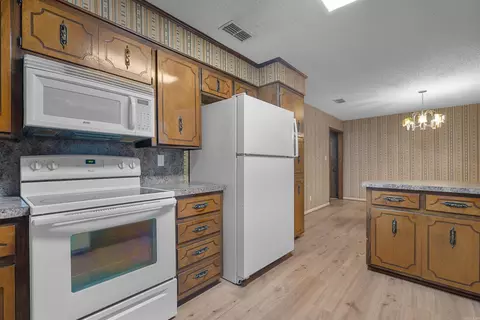 Kitchen - 1068 Spring House Rd, Malvern, AR 72104 photo 3 of 5