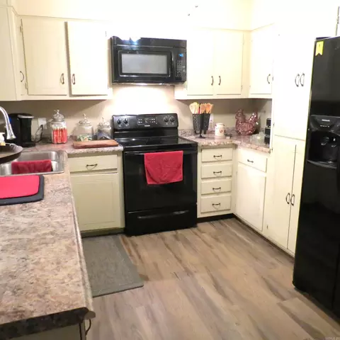 Kitchen - 8930 Dyson Rd, Pine Bluff, AR 71603 photo 2 of 3