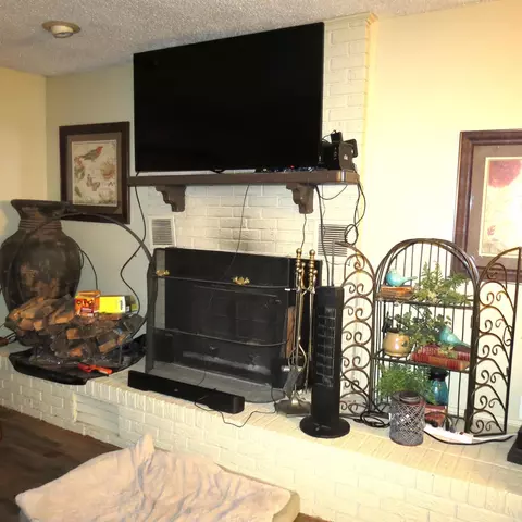 Living - 8930 Dyson Rd, Pine Bluff, AR 71603 photo 3 of 4
