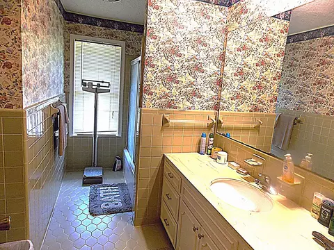 Bath - 8115 Kling Rd, Mabelvale, AR 72103 photo 1 of 4