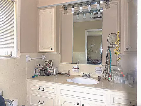 Bath - 8115 Kling Rd, Mabelvale, AR 72103 photo 3 of 4