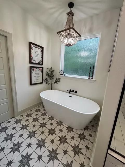 Bath - 6276 Coy Ln, Mabelvale, AR 72103 photo 3 of 9