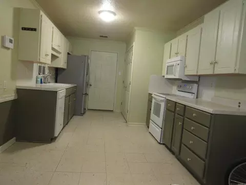 Kitchen - 33 Reno Dr, Cabot, AR 72023 photo 3 of 8