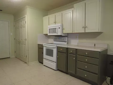 Kitchen - 33 Reno Dr, Cabot, AR 72023 photo 4 of 8