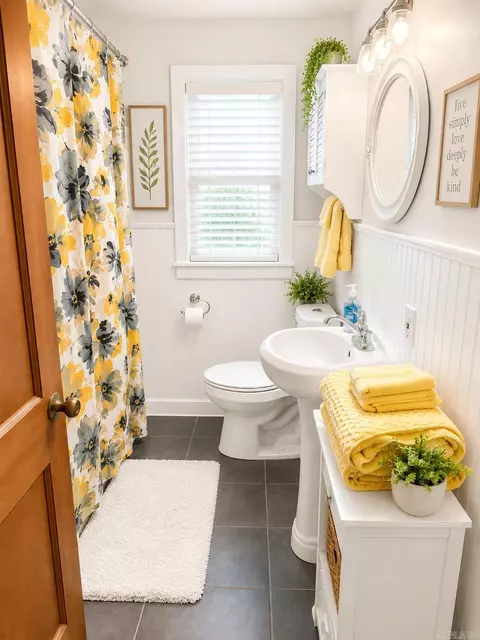 Bath - 923 Denton St, Benton, AR 72015 photo 1 of 1
