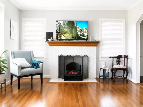 Living - 923 Denton St, Benton, AR 72015 photo 2 of 3