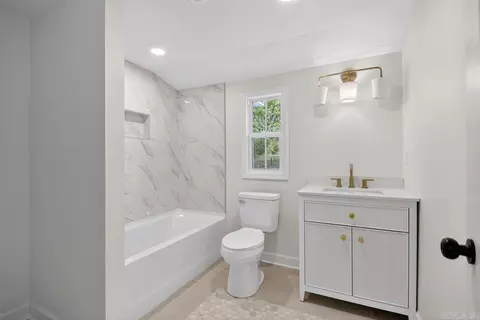 Bath - 3106 Edison Ave, Benton, AR 72015 photo 1 of 4