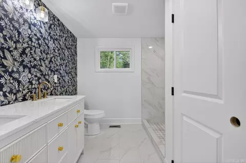 Bath - 3106 Edison Ave, Benton, AR 72015 photo 2 of 4