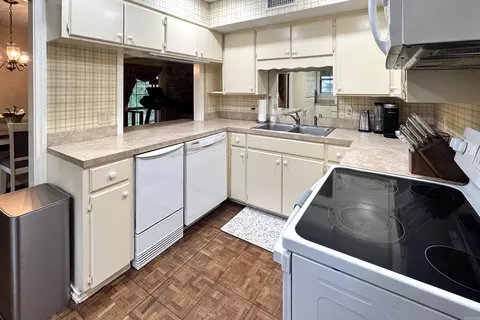Kitchen - 1741 Caddo Cir, Ashdown, AR 71822 photo 2 of 4
