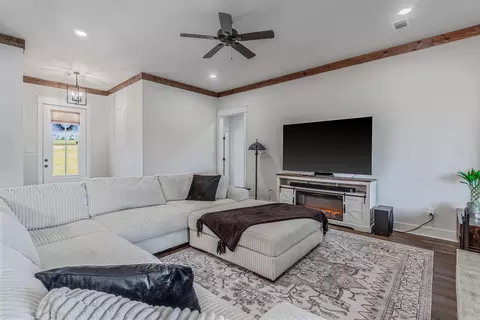 Living - 10600 Gunter Loop, Benton, AR 72019 photo 3 of 5