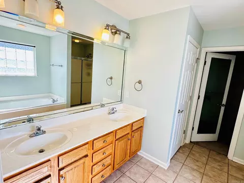 Bath - 4013 Evergreen Dr, Benton, AR 72015 photo 1 of 3