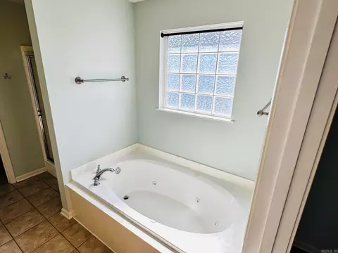 Bath - 4013 Evergreen Dr, Benton, AR 72015 photo 2 of 3