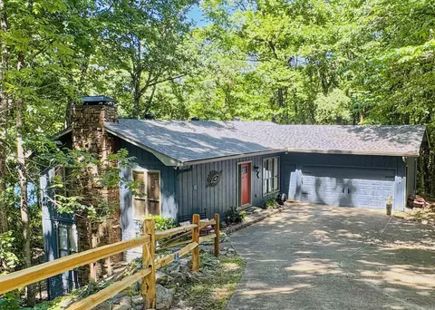 8 Castellon Dr, Hot Springs Village, AR 71909