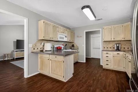 Kitchen - 1712 Eagle Point Way, Benton, AR 72015 photo 3 of 5
