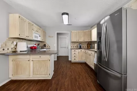 Kitchen - 1712 Eagle Point Way, Benton, AR 72015 photo 4 of 5