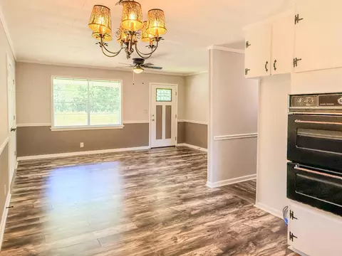 Living - 1504 Texas St, Malvern, AR 72104 photo 2 of 2