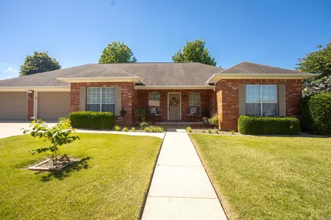 2103 W 8th St, Russellville, AR 72801