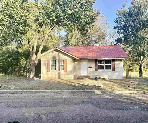 705 N 9th St, Gurdon, AR 71743