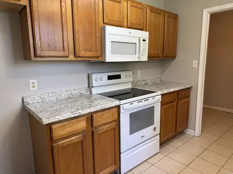 Kitchen - 1445 Pine Dr, Haskell, AR 72015 photo 2 of 4
