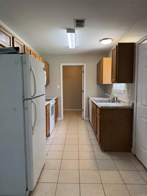 Kitchen - 1445 Pine Dr, Haskell, AR 72015 photo 1 of 4