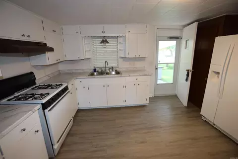 Kitchen - 1702 W W Pne, Warren, AR 71671 photo 1 of 2