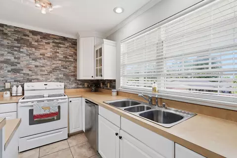 Kitchen - 31 Azalea Cir, Benton, AR 72019 photo 5 of 5