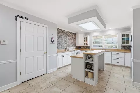 Kitchen - 31 Azalea Cir, Benton, AR 72019 photo 2 of 5