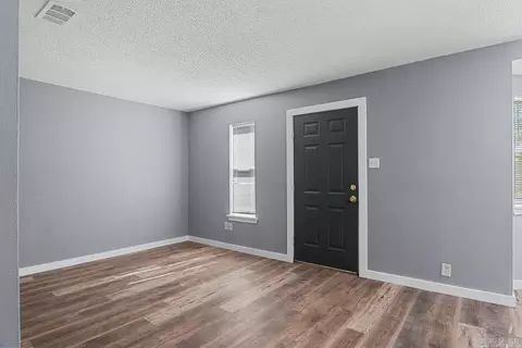 Living - 902-906 Dismukes Ave, Lonoke, AR 72086 photo 3 of 4