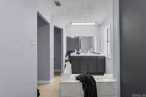Entry Way - 902-906 Dismukes Ave, Lonoke, AR 72086 photo 2 of 2