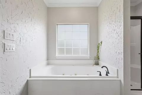 Bath - 1810 Amelia Dr, Conway, AR 72034 photo 4 of 5