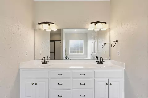 Bath - 1810 Amelia Dr, Conway, AR 72034 photo 5 of 5