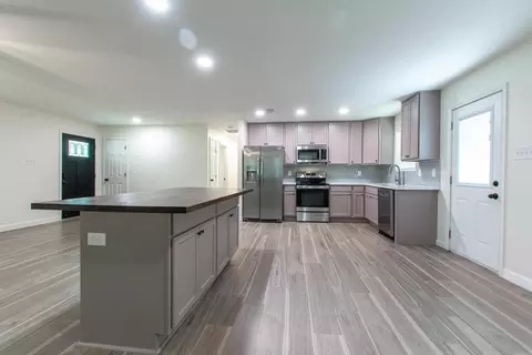 Kitchen - 2103 Wright Ave, Benton, AR 72019 photo 3 of 5