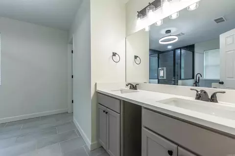 Bath - 2103 Wright Ave, Benton, AR 72019 photo 2 of 6