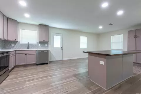Kitchen - 2103 Wright Ave, Benton, AR 72019 photo 2 of 5