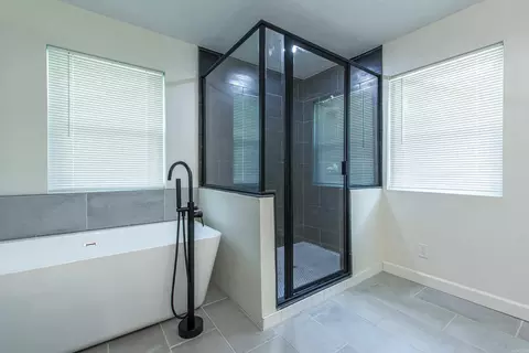 Bath - 2103 Wright Ave, Benton, AR 72019 photo 3 of 6