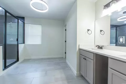 Bath - 2103 Wright Ave, Benton, AR 72019 photo 1 of 6