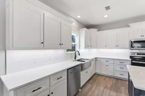 Kitchen - 4 Quartet Cv, Greenbrier, AR 72058 photo 3 of 6