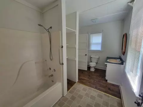 Bath - 1210 Walker Ave, Mammoth Spring, AR 72554 photo 1 of 1