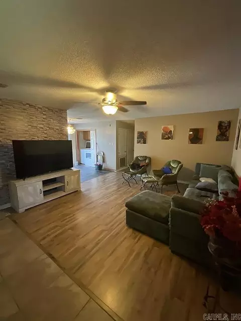 Living - 9 Mockingbird Ln, Conway, AR 72032 photo 1 of 2