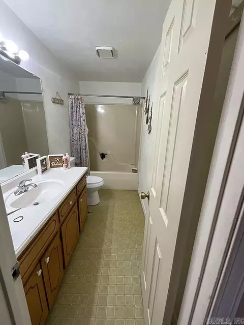 Bath - 9 Mockingbird Ln, Conway, AR 72032 photo 1 of 3