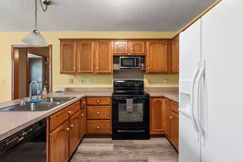 Kitchen - 355 Comanche Trl, Conway, AR 72032 photo 2 of 3